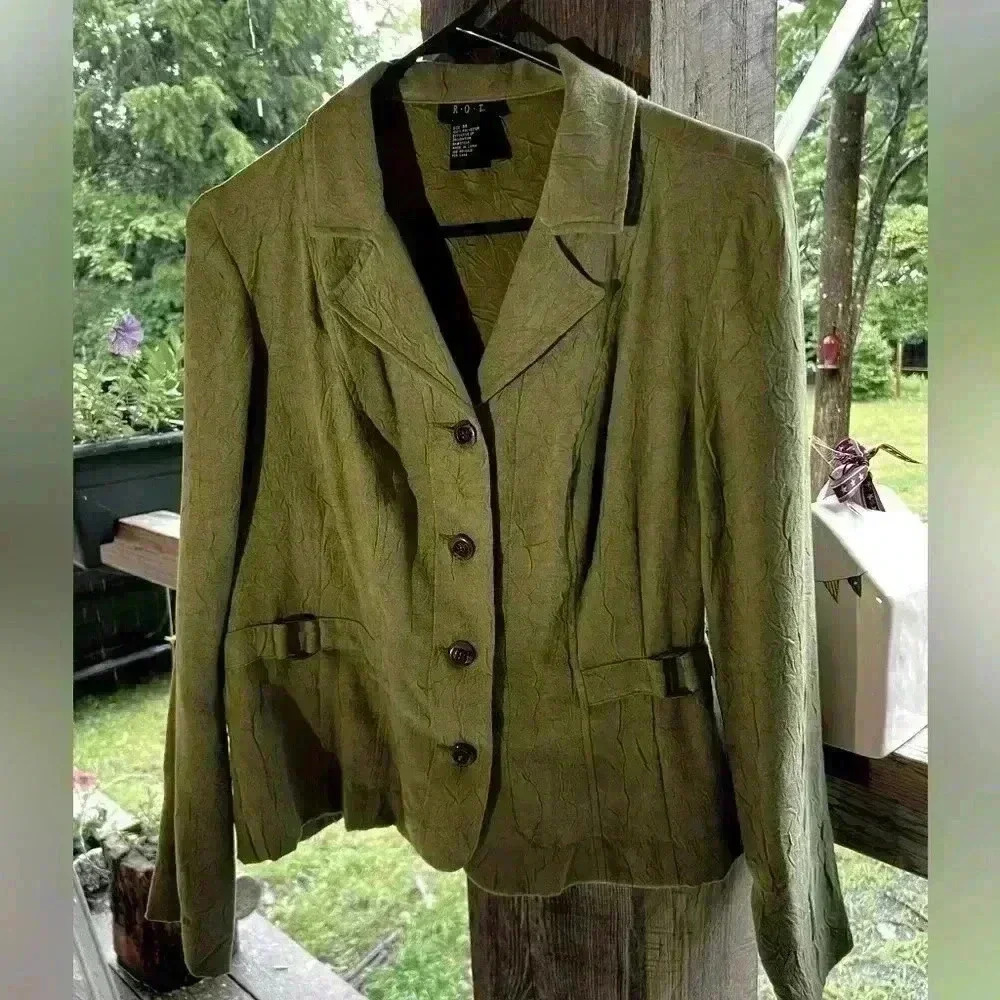 Women's RQT Sz M Button Down Blouse Thin Crinkle Material, Gathered Clips